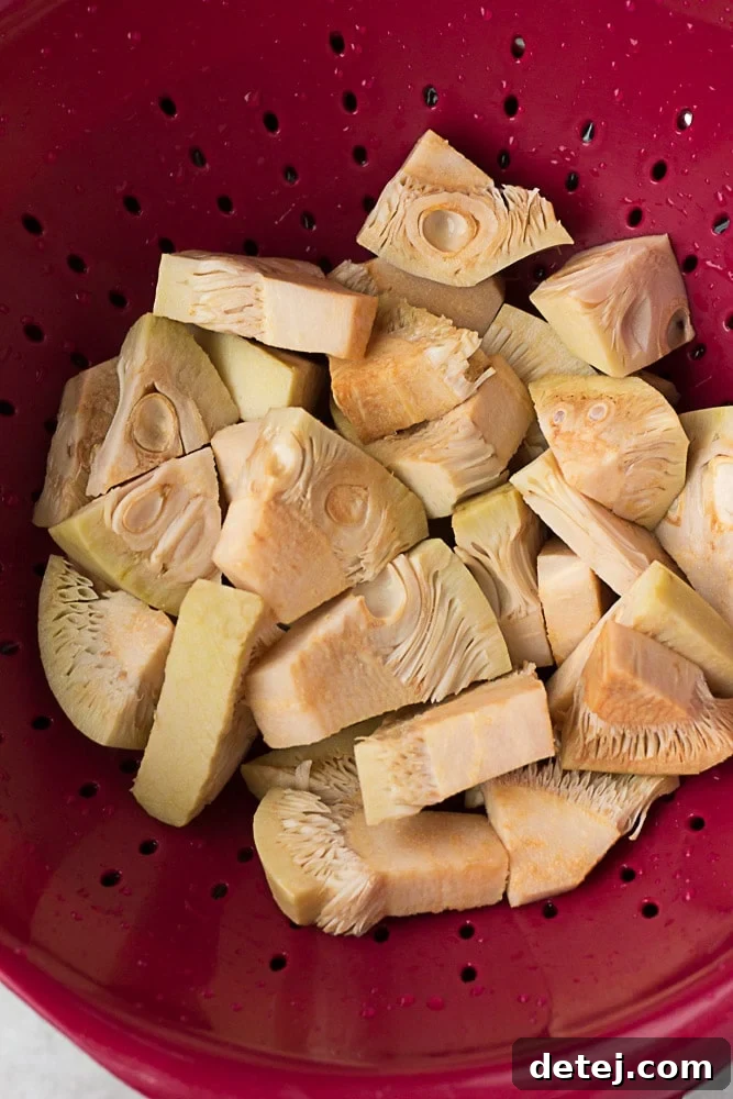 Konserveden süzülmüş ve iyice yıkanmış genç yeşil jackfruit parçaları.