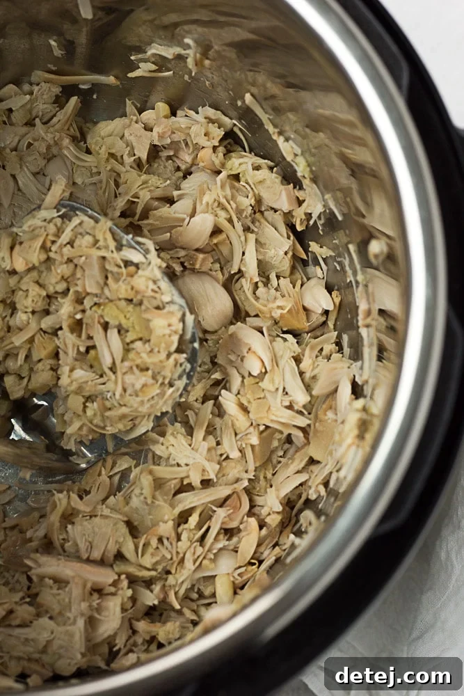 Instant Pot'ta sos eklenmemiş, ezilmiş ve çekilmiş jackfruit.