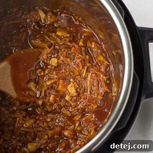 Instant Pot'ta hazırlanmış, servis edilmeye hazır çekme barbekü jackfruit.