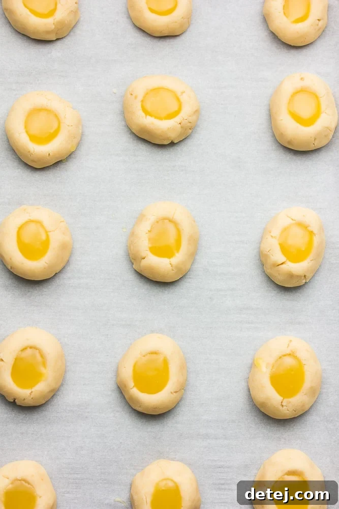 shortbread cookies with lemon curd lined up in three rows