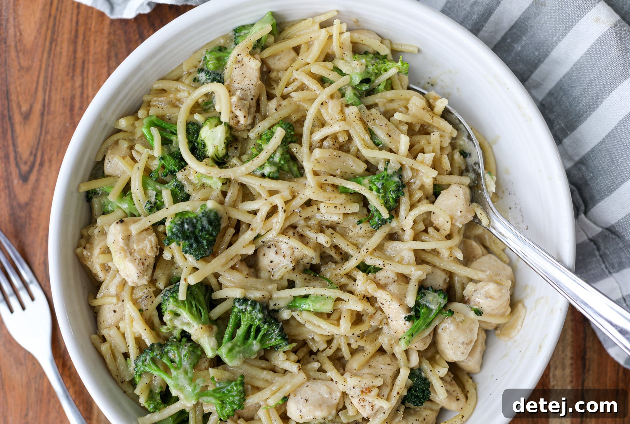 Creamy Chicken and Broccoli Pasta 3 Cheesy Chicken and Broccoli Pasta with fresh ingredients