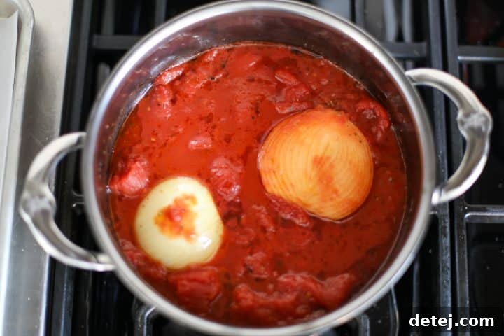 marinara in a pot. 