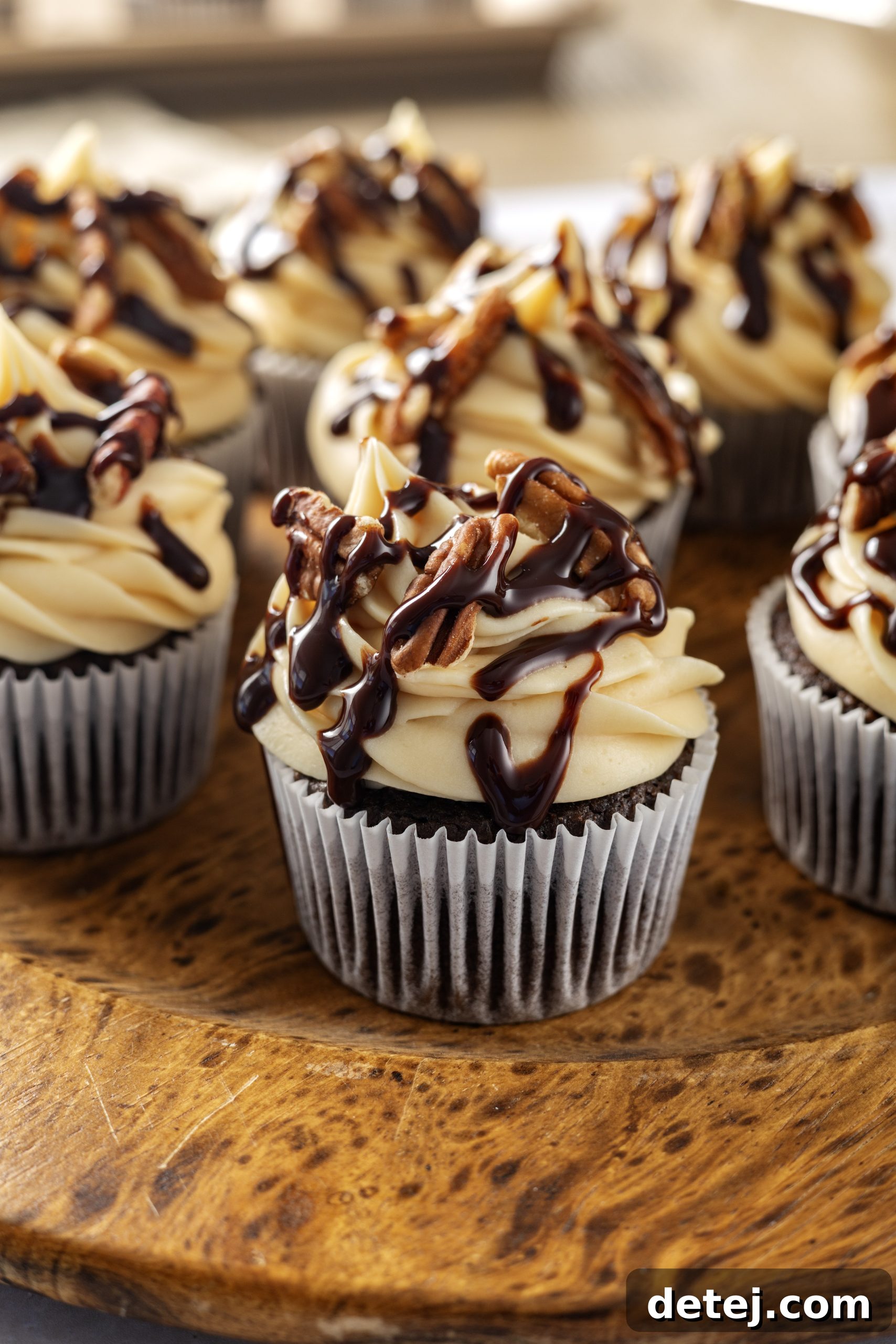 Easy Chocolate Turtle Cupcakes