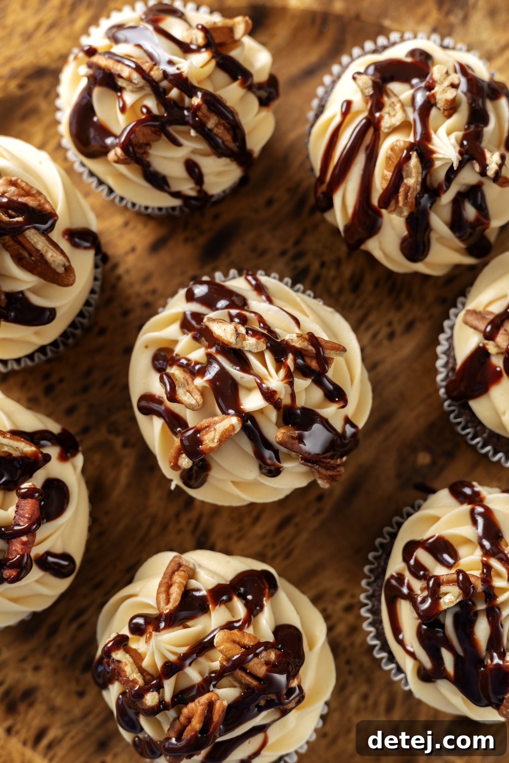 Easy Chocolate Turtle Cupcakes